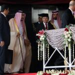 Raja Arab Saudi Salman bin Abdulaziz al-Saud didampingi Ketua DPR Setya Novanto melambaikan tangan saat berkunjung di Kompleks Parlemen, Senayan, Kamis (2/3). Raja Arab Saudi, Salman Bin Abdulaziz al Saud menyampaikan pidato sekitar 10 menit di depan para wakil rakyat dan sejumlah tokoh dan undangan yang hadir. AKTUAL/Tino Oktaviano