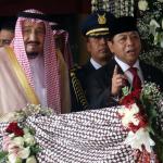 Raja Arab Saudi Salman bin Abdulaziz al-Saud didampingi Ketua DPR Setya Novanto melambaikan tangan saat berkunjung di Kompleks Parlemen, Senayan, Kamis (2/3). Raja Arab Saudi, Salman Bin Abdulaziz al Saud menyampaikan pidato sekitar 10 menit di depan para wakil rakyat dan sejumlah tokoh dan undangan yang hadir. AKTUAL/Tino Oktaviano
