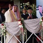 Raja Arab Saudi Salman bin Abdulaziz al-Saud didampingi Ketua DPR Setya Novanto melambaikan tangan saat berkunjung di Kompleks Parlemen, Senayan, Kamis (2/3). Raja Arab Saudi, Salman Bin Abdulaziz al Saud menyampaikan pidato sekitar 10 menit di depan para wakil rakyat dan sejumlah tokoh dan undangan yang hadir. AKTUAL/Tino Oktaviano