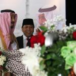 Raja Arab Saudi Salman bin Abdulaziz al-Saud didampingi Ketua DPR Setya Novanto melambaikan tangan saat berkunjung di Kompleks Parlemen, Senayan, Kamis (2/3). Raja Arab Saudi, Salman Bin Abdulaziz al Saud menyampaikan pidato sekitar 10 menit di depan para wakil rakyat dan sejumlah tokoh dan undangan yang hadir. AKTUAL/Tino Oktaviano