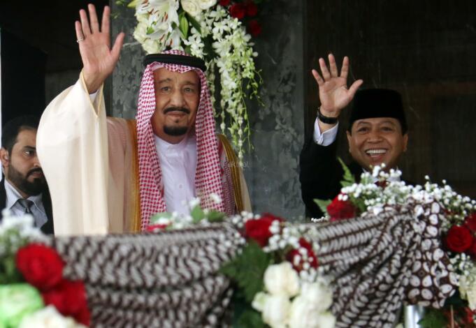 Raja Arab Saudi Salman bin Abdulaziz al-Saud didampingi Ketua DPR Setya Novanto melambaikan tangan saat berkunjung di Kompleks Parlemen, Senayan, Kamis (2/3). Raja Arab Saudi, Salman Bin Abdulaziz al Saud menyampaikan pidato sekitar 10 menit di depan para wakil rakyat dan sejumlah tokoh dan undangan yang hadir. AKTUAL/Tino Oktaviano