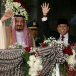 Raja Arab Saudi Salman bin Abdulaziz al-Saud didampingi Ketua DPR Setya Novanto melambaikan tangan saat berkunjung di Kompleks Parlemen, Senayan, Kamis (2/3). Raja Arab Saudi, Salman Bin Abdulaziz al Saud menyampaikan pidato sekitar 10 menit di depan para wakil rakyat dan sejumlah tokoh dan undangan yang hadir. AKTUAL/Tino Oktaviano