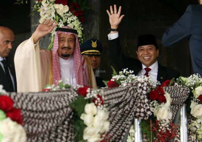 Raja Arab Saudi Salman bin Abdulaziz al-Saud didampingi Ketua DPR Setya Novanto melambaikan tangan saat berkunjung di Kompleks Parlemen, Senayan, Kamis (2/3). Raja Arab Saudi, Salman Bin Abdulaziz al Saud menyampaikan pidato sekitar 10 menit di depan para wakil rakyat dan sejumlah tokoh dan undangan yang hadir. AKTUAL/Tino Oktaviano