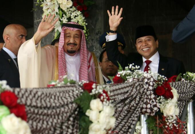 Raja Arab Saudi Salman bin Abdulaziz al-Saud didampingi Ketua DPR Setya Novanto melambaikan tangan saat berkunjung di Kompleks Parlemen, Senayan, Kamis (2/3). Raja Arab Saudi, Salman Bin Abdulaziz al Saud menyampaikan pidato sekitar 10 menit di depan para wakil rakyat dan sejumlah tokoh dan undangan yang hadir. AKTUAL/Tino Oktaviano