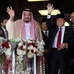 Raja Arab Saudi Salman bin Abdulaziz al-Saud didampingi Ketua DPR Setya Novanto melambaikan tangan saat berkunjung di Kompleks Parlemen, Senayan, Kamis (2/3). Raja Arab Saudi, Salman Bin Abdulaziz al Saud menyampaikan pidato sekitar 10 menit di depan para wakil rakyat dan sejumlah tokoh dan undangan yang hadir. AKTUAL/Tino Oktaviano