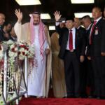 Raja Arab Saudi Salman bin Abdulaziz al-Saud didampingi Ketua DPR Setya Novanto melambaikan tangan saat berkunjung di Kompleks Parlemen, Senayan, Kamis (2/3). Raja Arab Saudi, Salman Bin Abdulaziz al Saud menyampaikan pidato sekitar 10 menit di depan para wakil rakyat dan sejumlah tokoh dan undangan yang hadir. AKTUAL/Tino Oktaviano