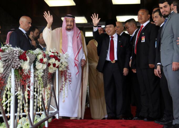 Raja Arab Saudi Salman bin Abdulaziz al-Saud didampingi Ketua DPR Setya Novanto melambaikan tangan saat berkunjung di Kompleks Parlemen, Senayan, Kamis (2/3). Raja Arab Saudi, Salman Bin Abdulaziz al Saud menyampaikan pidato sekitar 10 menit di depan para wakil rakyat dan sejumlah tokoh dan undangan yang hadir. AKTUAL/Tino Oktaviano