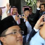 Raja Arab Saudi Salman bin Abdulaziz al-Saud didampingi Ketua DPR Setya Novanto melambaikan tangan saat berkunjung di Kompleks Parlemen, Senayan, Kamis (2/3). Raja Arab Saudi, Salman Bin Abdulaziz al Saud menyampaikan pidato sekitar 10 menit di depan para wakil rakyat dan sejumlah tokoh dan undangan yang hadir. AKTUAL/Tino Oktaviano