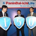 Wakil Presiden Direktur PT Panin Dai-ichi Life Simon Imanto (kiri), Wakil Presiden Direktur Masayuki Tanaka (tengah) dan Direktur Kenichi Fukuda, meluncurkan produk Optima Crisis Cover Plus di Jakarta, Kamis (2/3). Keunggulan utama dari Optima Crisis Cover Plus yaitu perlindungan dari tahap awal (early stage) terhadap 150 kondisi pengakit kritis dengan rentang usia masuk 1 bulan hingga 70 tahun. AKTUAL/HO