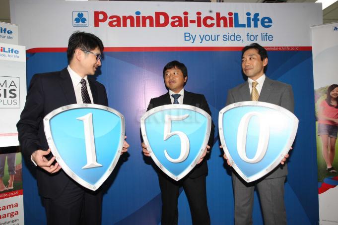 Wakil Presiden Direktur PT Panin Dai-ichi Life Simon Imanto (kiri), Wakil Presiden Direktur Masayuki Tanaka (tengah) dan Direktur Kenichi Fukuda, meluncurkan produk Optima Crisis Cover Plus di Jakarta, Kamis (2/3). Keunggulan utama dari Optima Crisis Cover Plus yaitu perlindungan dari tahap awal (early stage) terhadap 150 kondisi pengakit kritis dengan rentang usia masuk 1 bulan hingga 70 tahun. AKTUAL/HO