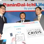 Wakil Presiden Direktur PT Panin Dai-ichi Life Simon Imanto (kiri), Wakil Presiden Direktur Masayuki Tanaka (tengah) dan Direktur Kenichi Fukuda, meluncurkan produk Optima Crisis Cover Plus di Jakarta, Kamis (2/3). Keunggulan utama dari Optima Crisis Cover Plus yaitu perlindungan dari tahap awal (early stage) terhadap 150 kondisi pengakit kritis dengan rentang usia masuk 1 bulan hingga 70 tahun. AKTUAL/HO