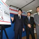 Wakil Presiden Direktur PT Panin Dai-ichi Life Simon Imanto (kiri), Wakil Presiden Direktur Masayuki Tanaka (tengah) dan Direktur Kenichi Fukuda, meluncurkan produk Optima Crisis Cover Plus di Jakarta, Kamis (2/3). Keunggulan utama dari Optima Crisis Cover Plus yaitu perlindungan dari tahap awal (early stage) terhadap 150 kondisi pengakit kritis dengan rentang usia masuk 1 bulan hingga 70 tahun. AKTUAL/HO