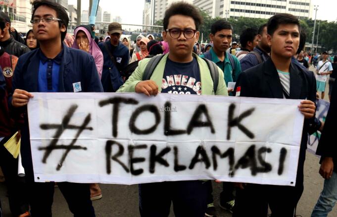 Sejumlah mahasiswa dari berbagai kampus yang tergabung dalam Aliansi BEM Seluruh Indonesia melakukan aksi menolak Reklamasi Teluk Jakarta, di kawasan CFD, Jakarta, Minggu ( 26/3/2017). Dalam aksinya, mereka menolak Reklamasi Teluk Jakarta, karena ini menjadi salah satu bukti negeri ini belum berpihak kepada Rakyatnya. Reklamasi Teluk Jakarta tidak memberi nilai tambah pada Jakarta dan Reklamasi menghilangkan ladang pekerjaan bagi para nelayan. AKTUAL/Munzir