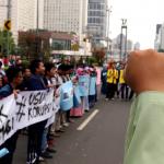 Sejumlah mahasiswa dari berbagai kampus yang tergabung dalam Aliansi BEM Seluruh Indonesia melakukan aksi menolak Reklamasi Teluk Jakarta, di kawasan CFD, Jakarta, Minggu ( 26/3/2017). Dalam aksinya, mereka menolak Reklamasi Teluk Jakarta, karena ini menjadi salah satu bukti negeri ini belum berpihak kepada Rakyatnya. Reklamasi Teluk Jakarta tidak memberi nilai tambah pada Jakarta dan Reklamasi menghilangkan ladang pekerjaan bagi para nelayan. AKTUAL/Munzir