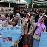 Sejumlah mahasiswa dari berbagai kampus yang tergabung dalam Aliansi BEM Seluruh Indonesia melakukan aksi menolak Reklamasi Teluk Jakarta, di kawasan CFD, Jakarta, Minggu ( 26/3/2017). Dalam aksinya, mereka menolak Reklamasi Teluk Jakarta, karena ini menjadi salah satu bukti negeri ini belum berpihak kepada Rakyatnya. Reklamasi Teluk Jakarta tidak memberi nilai tambah pada Jakarta dan Reklamasi menghilangkan ladang pekerjaan bagi para nelayan. AKTUAL/Munzir