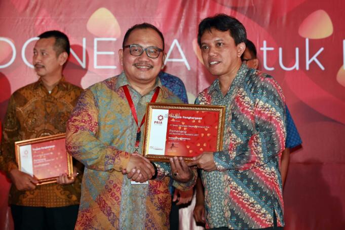 Corporate Communication Manager PT Bank Tabungan Negara (Persero) Tbk Dody Agoeng menerima penghargaan PR Indonesia Awards 2017 kategori Media Relations, di Bali, Jumat (24/3). Penghargaan ini diberikan Majalah PR Indonesia sebagai wujud apresiasi atas berbagai publikasi positif terkait Bank BTN di media massa sepanjang tahun 2016. AKTUAL/HO