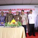 Dari kiri ke kanan, Kepala Badan Pembinaan BUMD Provinsi DKI Jakarta Yurianto, Walikota Jakarta Pusat Mangara Pardede, Komisaris Utama Bank DKI Honggo Widjojo Kangmasto, Direktur Utama Bank DKI Kresno Sediarsi, Asisten Perekonomian dan Keuangan Sekda Provinsi DKI Jakarta, Franky Mangatas Panjaitan dan Kepala Badan Pengelola Keuangan Daerah Heru Budi Hartono saat meresmikan kantor pusat Bank DKI di Gedung Prasada Sasana Karya yang terletak di Jalan Suryopranoto No 8, Jakarta Pusat, Kamis (16/03). Laba Bank DKI per 31 Desember 2016 sebesar Rp645 miliar. AKTUAL/HO