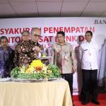 Direktur Utama Bank DKI Kresno Sediarsi memotong tumpeng saat meresmikan kantor pusat Bank DKI di Gedung Prasada Sasana Karya yang terletak di Jalan Suryopranoto No 8, Jakarta Pusat, Kamis (16/03). Laba Bank DKI per 31 Desember 2016 sebesar Rp645 miliar. AKTUAL/HO