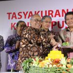 Direktur Utama Bank DKI Kresno Sediarsi menyerahkan potongan tumpeng saat meresmikan kantor pusat Bank DKI di Gedung Prasada Sasana Karya yang terletak di Jalan Suryopranoto No 8, Jakarta Pusat, Kamis (16/03). Laba Bank DKI per 31 Desember 2016 sebesar Rp645 miliar. AKTUAL/HO