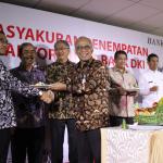 Direktur Utama Bank DKI Kresno Sediarsi menyerahkan potongan tumpeng saat meresmikan kantor pusat Bank DKI di Gedung Prasada Sasana Karya yang terletak di Jalan Suryopranoto No 8, Jakarta Pusat, Kamis (16/03). Laba Bank DKI per 31 Desember 2016 sebesar Rp645 miliar. AKTUAL/HO