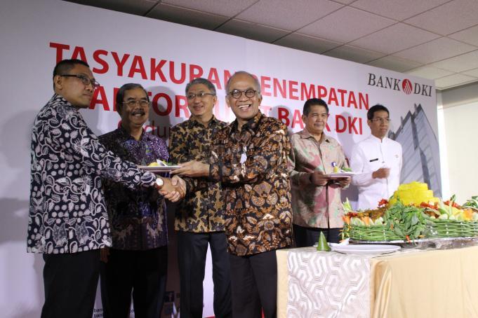 Direktur Utama Bank DKI Kresno Sediarsi menyerahkan potongan tumpeng saat meresmikan kantor pusat Bank DKI di Gedung Prasada Sasana Karya yang terletak di Jalan Suryopranoto No 8, Jakarta Pusat, Kamis (16/03). Laba Bank DKI per 31 Desember 2016 sebesar Rp645 miliar. AKTUAL/HO