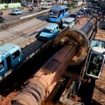 Kemacetan kendaraan yang akan melintasi terowongan proyek pembangunan double-double track untuk Manggarai-Jatinegara, Jakarta, Jumat (24/3/2017).Kemacetan tersebut terjadi akibat imbas dari penyempitan jalan karena adanya proyek pengeboran jalan untuk pemancangan tiang jalur double-double track kereta api yang memakan sisi jalan tersebut. AKTUAL/Munzir