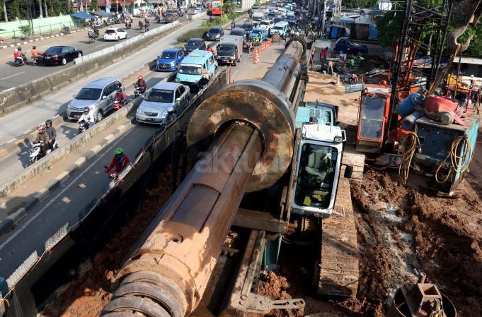Kemacetan kendaraan yang akan melintasi terowongan proyek pembangunan double-double track untuk Manggarai-Jatinegara, Jakarta, Jumat (24/3/2017).Kemacetan tersebut terjadi akibat imbas dari penyempitan jalan karena adanya proyek pengeboran jalan untuk pemancangan tiang jalur double-double track kereta api yang memakan sisi jalan tersebut. AKTUAL/Munzir