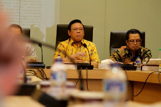 Ketua Dewan Pakar Partai Golkar Agung Laksono (tengah) didampingi Wakilnya Firman Soebagyo (kiri), dan Mahyudin memimpin rapat Dewan Pakar di kantor pusat DPP Golkar, Jakarta, Selasa (14/3/2017). Dewan Pakar Partai Golkar melakukan rapat Pleno VIII membahas isu terkini dan isu korupsi e-KTP. AKTUAL/Munzir