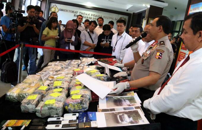 Petugas berhasil mengamankan lima orang dengan barang bukti berupa puluhan ribu butir psikotropika jenis happy five, 190.000 butir ekstasi di Jakarta, Senin (27/3/2017). Dan petugas juga berhasil mengamankan sepucuk senapan AK 47, sepucuk revolver, serta ratusan butir peluru. AKTUAL/Munzir