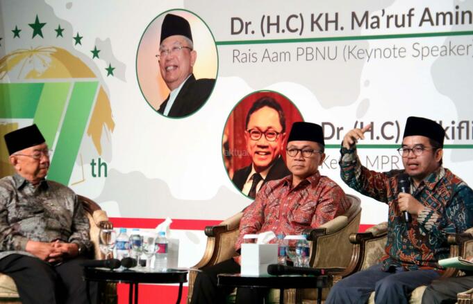 Ki-ka ; Pengasuh Pesantren Tebuireng KH Salahuddin Wahid (Gus Sholah) , Ketua MPR Zulkifli Hasan, Direktur Pusat Studi Islam dan Kenegaraan Yudi Latief saat menjadi pembicara diskusi di acara penutupan Rapimnas Muslimat NU di Jakarta, Senin (27/3/2017). Diskusi yang diselenggarakan oleh Pimpinan Pusat Muslimat Nahdlatul Ulama (NU) dalam Refleksi Kebangsaan 71 Tahun Muslimat Nahdlatul Ulama dengan tema " Pancasila, Agama dan Negara". AKTUAL/Munzir