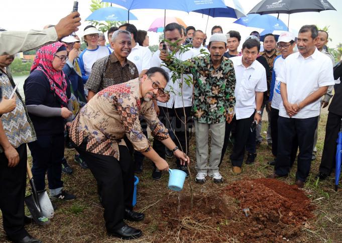 Wakil Walikota Jakarta Selatan Irmansyah usai menanam pohon saat peringatan Hari Air Dunia 2017 di di Sarana Penampungan Air (SPA) milik PAM JAYA di daerah Cilandak, JAkarta Selatan, Sabtu (25/3). PAM JAYA bersama PALYJA, AETRA, PAL JAYA, Gerakan Ciliwung Bersih, Komunitas Peduli Ciliwung, STT PLN, Sekolah Sungai Jakarta, Indofood dan Stakeholders lainnya berkolaborasi bersama untuk terus menyuarakan pentingnya menjaga air Jakarta dan sebagai bentuk komitmen perusahaan, pelaku dan pemerhati Air dalam masalah Air dan Air Limbah. AKTUAL/Tino Oktaviano