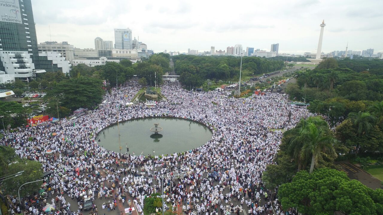 Foto aerial umat muslim mengikuti aksi 313 di Kawasan Patung Kuda Jakarta, Jumat (31/3). Aksi yang diikuti ribuan peserta itu untuk menuntut penahanan Basuki Tjahaja Purnama terkait dugaan penistaan agama. AKTUAL/Rendra-Tri