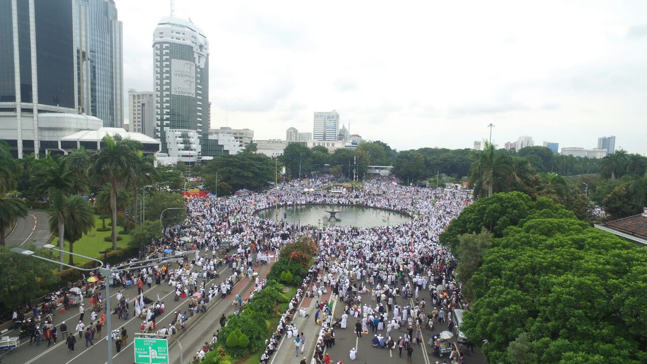 Foto aerial umat muslim mengikuti aksi 313 di Kawasan Patung Kuda Jakarta, Jumat (31/3). Aksi yang diikuti ribuan peserta itu untuk menuntut penahanan Basuki Tjahaja Purnama terkait dugaan penistaan agama. AKTUAL/Rendra-Tri
