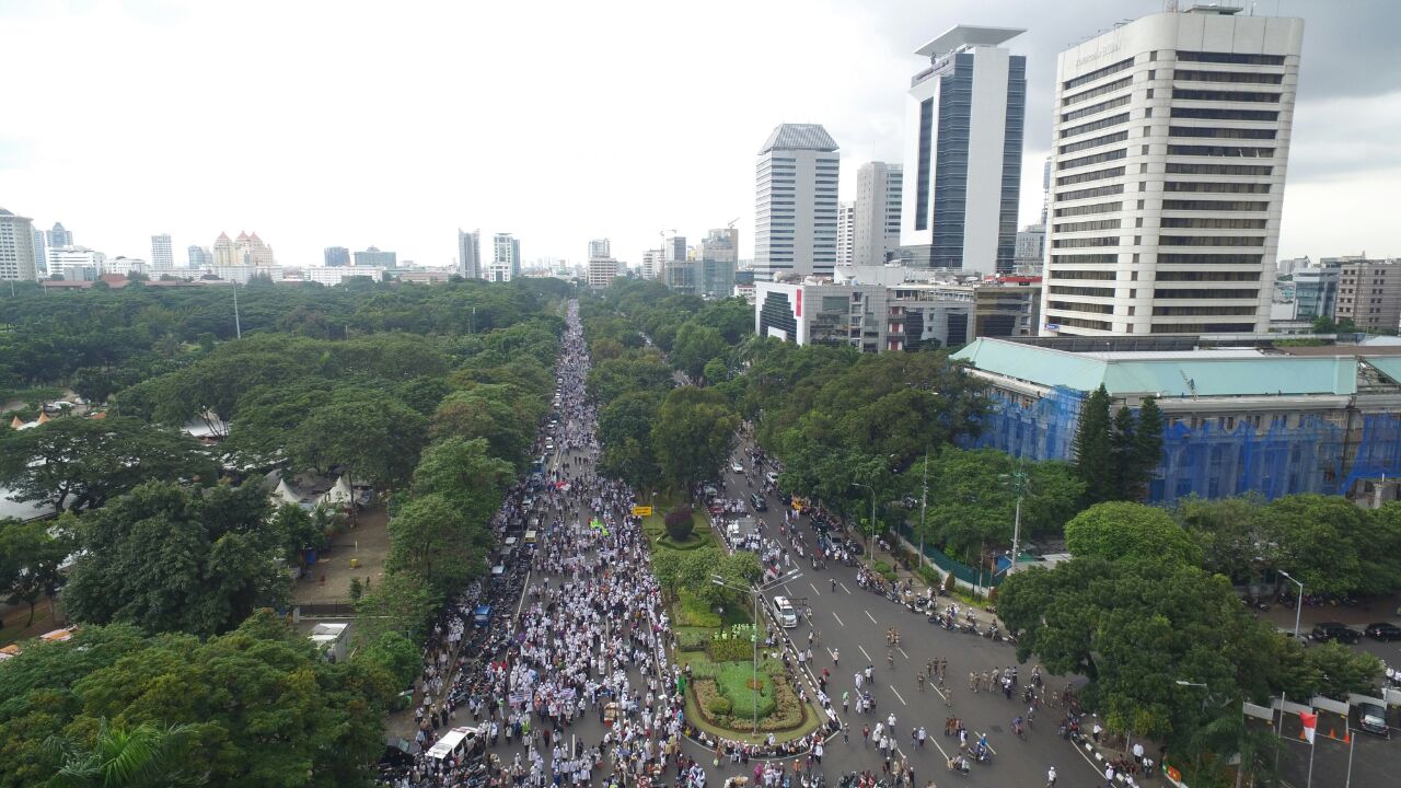 Foto aerial umat muslim mengikuti aksi 313 di Kawasan Patung Kuda Jakarta, Jumat (31/3). Aksi yang diikuti ribuan peserta itu untuk menuntut penahanan Basuki Tjahaja Purnama terkait dugaan penistaan agama. AKTUAL/Rendra-Tri