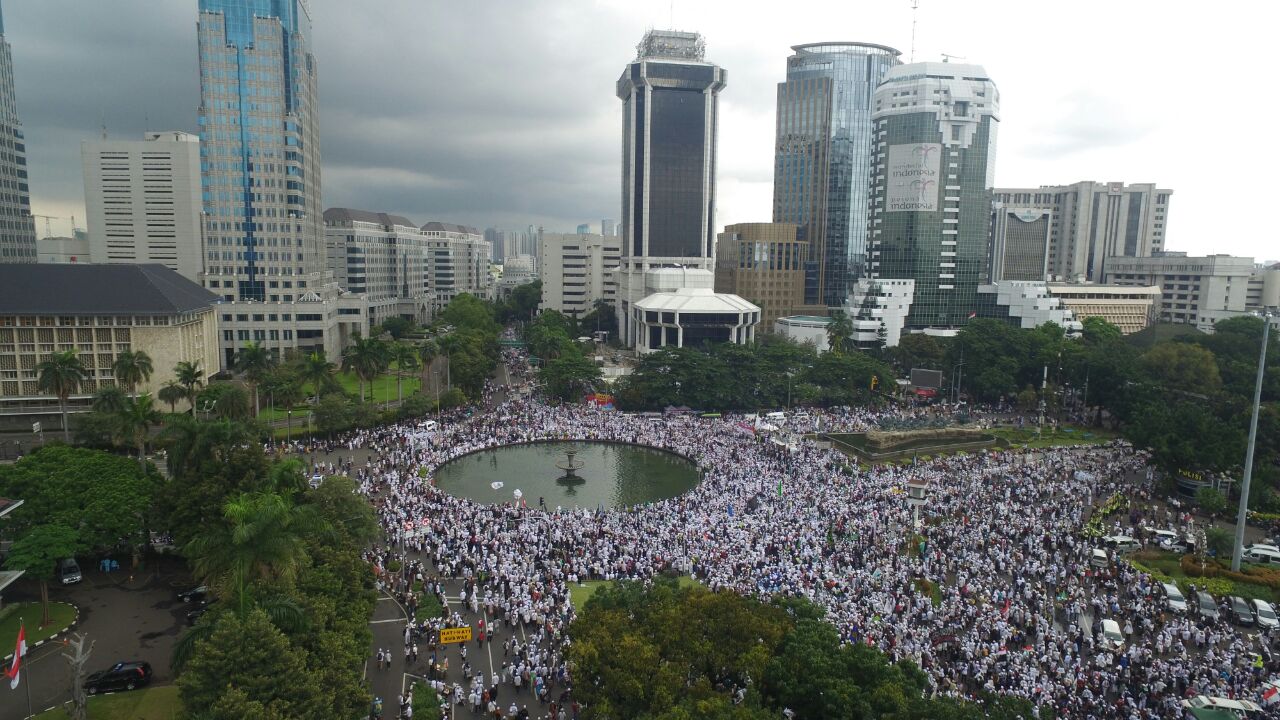 Foto aerial umat muslim mengikuti aksi 313 di Kawasan Patung Kuda Jakarta, Jumat (31/3). Aksi yang diikuti ribuan peserta itu untuk menuntut penahanan Basuki Tjahaja Purnama terkait dugaan penistaan agama. AKTUAL/Rendra-Tri