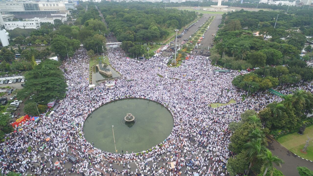 Foto aerial umat muslim mengikuti aksi 313 di Kawasan Patung Kuda Jakarta, Jumat (31/3). Aksi yang diikuti ribuan peserta itu untuk menuntut penahanan Basuki Tjahaja Purnama terkait dugaan penistaan agama. AKTUAL/Rendra-Tri