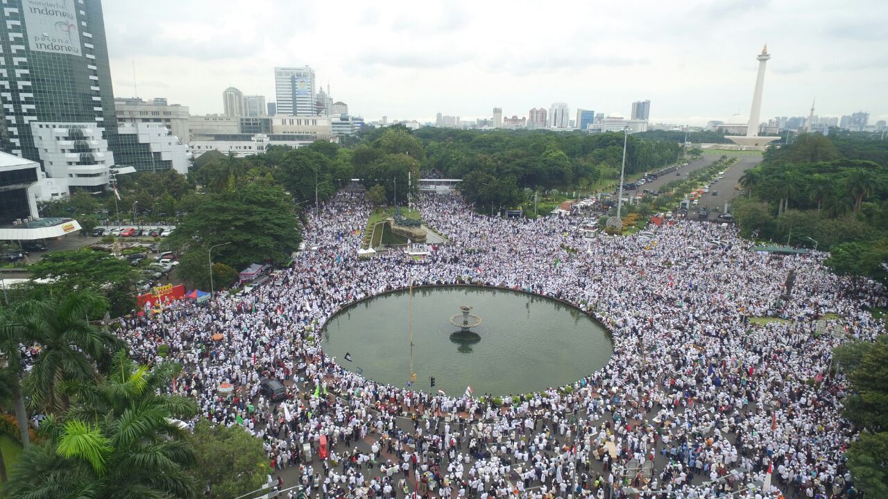 Foto aerial umat muslim mengikuti aksi 313 di Kawasan Patung Kuda Jakarta, Jumat (31/3). Aksi yang diikuti ribuan peserta itu untuk menuntut penahanan Basuki Tjahaja Purnama terkait dugaan penistaan agama. AKTUAL/Rendra-Tri