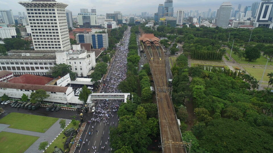 Foto aerial umat muslim mengikuti aksi 313 di Kawasan Patung Kuda Jakarta, Jumat (31/3). Aksi yang diikuti ribuan peserta itu untuk menuntut penahanan Basuki Tjahaja Purnama terkait dugaan penistaan agama. AKTUAL/Rendra-Tri