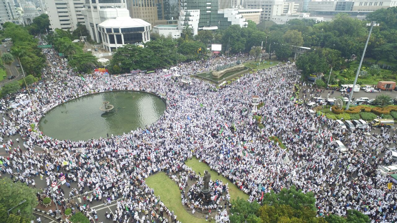 Foto aerial umat muslim mengikuti aksi 313 di Kawasan Patung Kuda Jakarta, Jumat (31/3). Aksi yang diikuti ribuan peserta itu untuk menuntut penahanan Basuki Tjahaja Purnama terkait dugaan penistaan agama. AKTUAL/Rendra-Tri