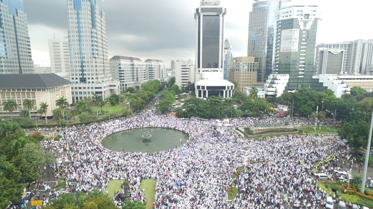 Foto aerial umat muslim mengikuti aksi 313 di Kawasan Patung Kuda Jakarta, Jumat (31/3). Aksi yang diikuti ribuan peserta itu untuk menuntut penahanan Basuki Tjahaja Purnama terkait dugaan penistaan agama. AKTUAL/Rendra-Tri