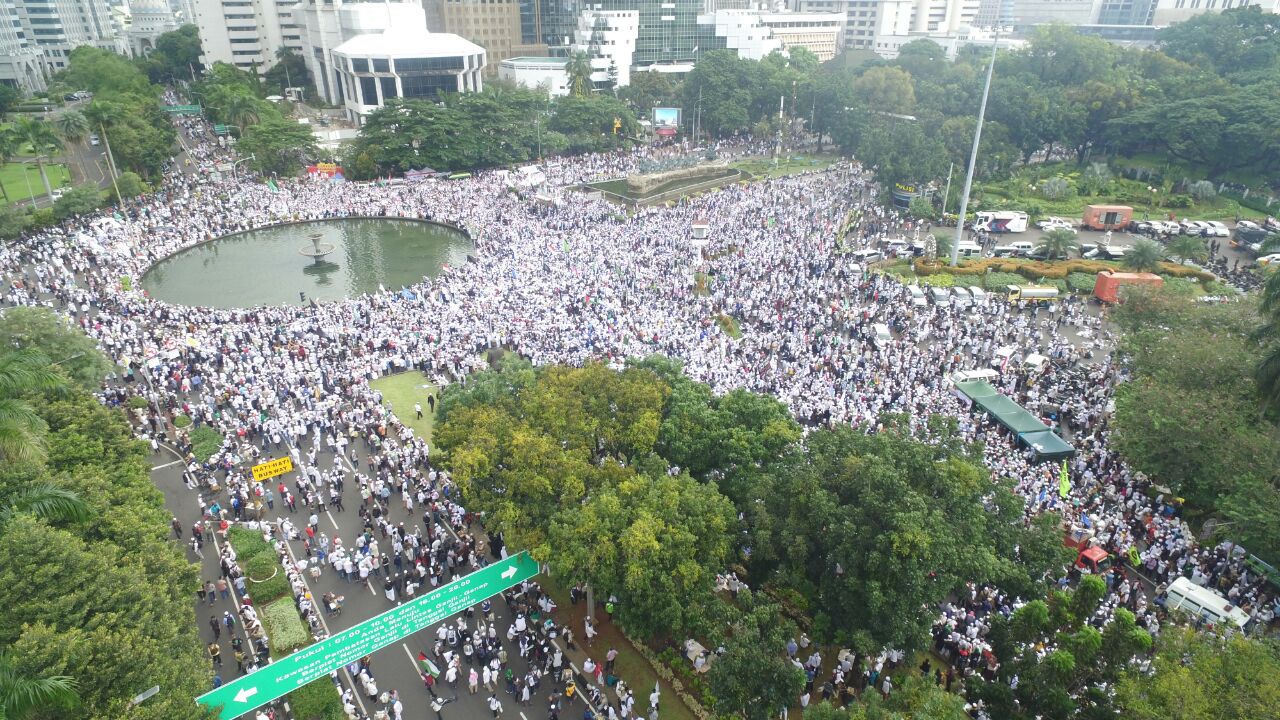 Foto aerial umat muslim mengikuti aksi 313 di Kawasan Patung Kuda Jakarta, Jumat (31/3). Aksi yang diikuti ribuan peserta itu untuk menuntut penahanan Basuki Tjahaja Purnama terkait dugaan penistaan agama. AKTUAL/Rendra-Tri