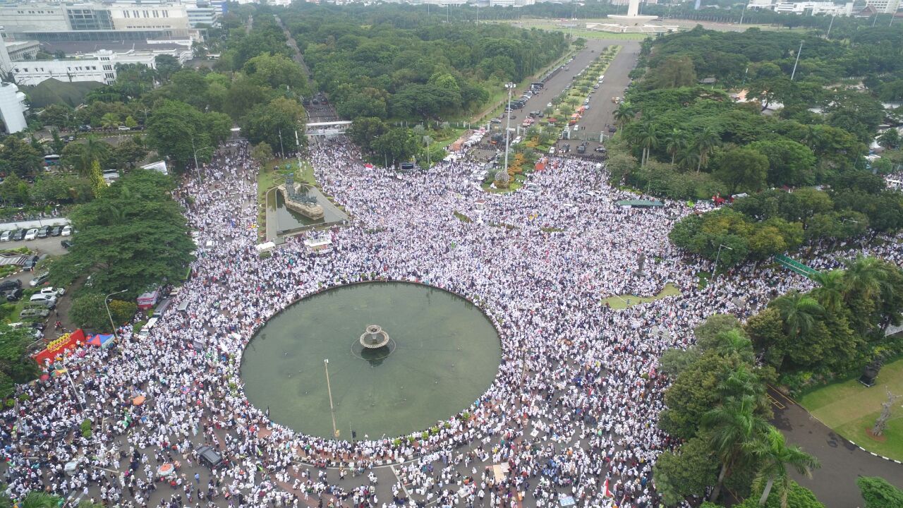 Foto aerial umat muslim mengikuti aksi 313 di Kawasan Patung Kuda Jakarta, Jumat (31/3). Aksi yang diikuti ribuan peserta itu untuk menuntut penahanan Basuki Tjahaja Purnama terkait dugaan penistaan agama. AKTUAL/Rendra-Tri