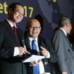 Direktur Utama Bank BJB Ahmad Irfan, berbincang bersama direksi usai diberlangsungkan Analyst Meeting FY 2016 di Jakarta, Kamis (2/3). Bank bjb menutup tahun 2016 membukukan laba bersih yang tumbuh 14,4% year-on-year, dengan penyumbang laba bersih bank bjb berasal dari pendapatan bunga bersih yang tumbuh sebesar 23,4% y-o-y. Dan berhasil menurunkan rasio kredit bermasalah (NPL) menjadi sebesar 1,69% dari 2,91% pada tahun 2015. AKTUAL/Tino Oktaviano