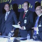 Direktur Utama Bank BJB Ahmad Irfan, berbincang bersama direksi usai diberlangsungkan Analyst Meeting FY 2016 di Jakarta, Kamis (2/3). Bank bjb menutup tahun 2016 membukukan laba bersih yang tumbuh 14,4% year-on-year, dengan penyumbang laba bersih bank bjb berasal dari pendapatan bunga bersih yang tumbuh sebesar 23,4% y-o-y. Dan berhasil menurunkan rasio kredit bermasalah (NPL) menjadi sebesar 1,69% dari 2,91% pada tahun 2015. AKTUAL/Tino Oktaviano