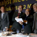 Direktur Utama Bank BJB Ahmad Irfan, berbincang bersama direksi usai diberlangsungkan Analyst Meeting FY 2016 di Jakarta, Kamis (2/3). Bank bjb menutup tahun 2016 membukukan laba bersih yang tumbuh 14,4% year-on-year, dengan penyumbang laba bersih bank bjb berasal dari pendapatan bunga bersih yang tumbuh sebesar 23,4% y-o-y. Dan berhasil menurunkan rasio kredit bermasalah (NPL) menjadi sebesar 1,69% dari 2,91% pada tahun 2015. AKTUAL/Tino Oktaviano