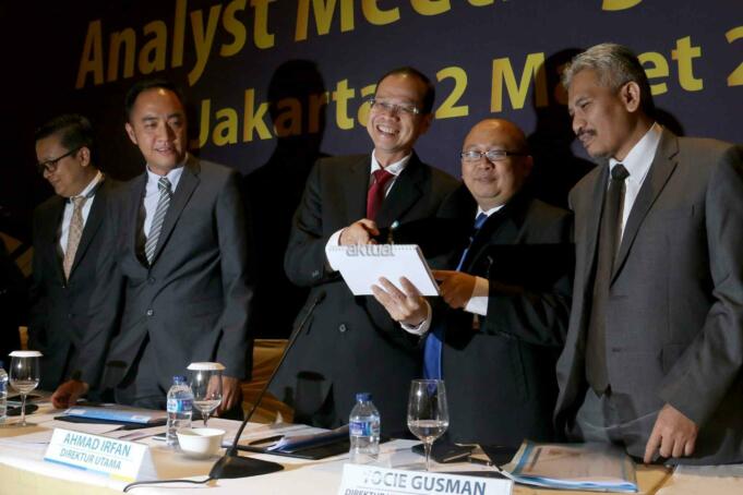 Direktur Utama Bank BJB Ahmad Irfan, berbincang bersama direksi usai diberlangsungkan Analyst Meeting FY 2016 di Jakarta, Kamis (2/3). Bank bjb menutup tahun 2016 membukukan laba bersih yang tumbuh 14,4% year-on-year, dengan penyumbang laba bersih bank bjb berasal dari pendapatan bunga bersih yang tumbuh sebesar 23,4% y-o-y. Dan berhasil menurunkan rasio kredit bermasalah (NPL) menjadi sebesar 1,69% dari 2,91% pada tahun 2015. AKTUAL/Tino Oktaviano