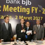 Direktur Utama Bank BJB Ahmad Irfan, berbincang bersama direksi usai diberlangsungkan Analyst Meeting FY 2016 di Jakarta, Kamis (2/3). Bank bjb menutup tahun 2016 membukukan laba bersih yang tumbuh 14,4% year-on-year, dengan penyumbang laba bersih bank bjb berasal dari pendapatan bunga bersih yang tumbuh sebesar 23,4% y-o-y. Dan berhasil menurunkan rasio kredit bermasalah (NPL) menjadi sebesar 1,69% dari 2,91% pada tahun 2015. AKTUAL/Tino Oktaviano