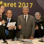 Direktur Utama Bank BJB Ahmad Irfan, berbincang bersama direksi usai diberlangsungkan Analyst Meeting FY 2016 di Jakarta, Kamis (2/3). Bank bjb menutup tahun 2016 membukukan laba bersih yang tumbuh 14,4% year-on-year, dengan penyumbang laba bersih bank bjb berasal dari pendapatan bunga bersih yang tumbuh sebesar 23,4% y-o-y. Dan berhasil menurunkan rasio kredit bermasalah (NPL) menjadi sebesar 1,69% dari 2,91% pada tahun 2015. AKTUAL/Tino Oktaviano