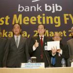 Direktur Utama Bank BJB Ahmad Irfan, berbincang bersama direksi usai diberlangsungkan Analyst Meeting FY 2016 di Jakarta, Kamis (2/3). Bank bjb menutup tahun 2016 membukukan laba bersih yang tumbuh 14,4% year-on-year, dengan penyumbang laba bersih bank bjb berasal dari pendapatan bunga bersih yang tumbuh sebesar 23,4% y-o-y. Dan berhasil menurunkan rasio kredit bermasalah (NPL) menjadi sebesar 1,69% dari 2,91% pada tahun 2015. AKTUAL/Tino Oktaviano