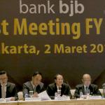 Direktur Utama Bank BJB Ahmad Irfan, berbincang bersama direksi usai diberlangsungkan Analyst Meeting FY 2016 di Jakarta, Kamis (2/3). Bank bjb menutup tahun 2016 membukukan laba bersih yang tumbuh 14,4% year-on-year, dengan penyumbang laba bersih bank bjb berasal dari pendapatan bunga bersih yang tumbuh sebesar 23,4% y-o-y. Dan berhasil menurunkan rasio kredit bermasalah (NPL) menjadi sebesar 1,69% dari 2,91% pada tahun 2015. AKTUAL/Tino Oktaviano